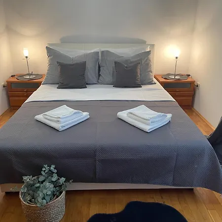 Guest house And With Parking Space - 25978
